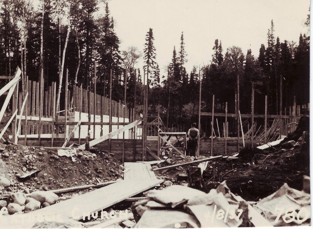Début de la construction de l'église en 1937